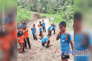 ‎Anak Sekolah di Dairi Ikut Swadaya Timbun Jalan, Cahaya Kemenangan Prabowo Sumut Sentil Bobby Nasution