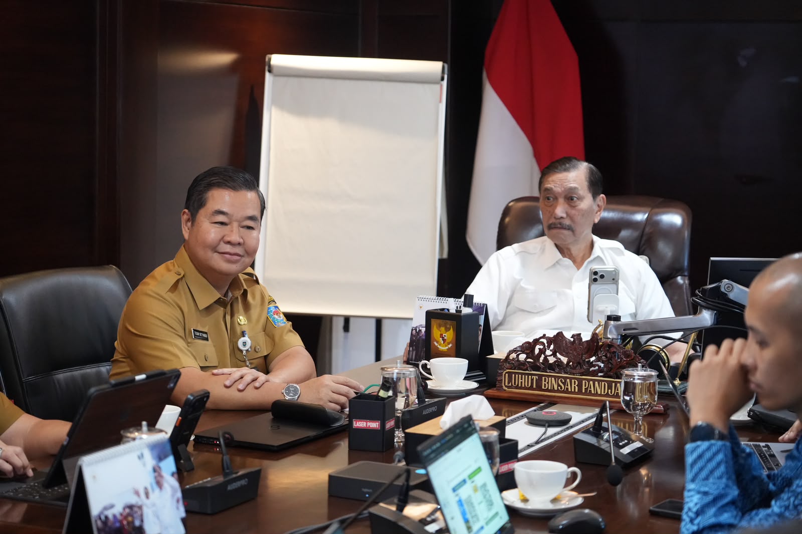 Ketua Dewan Ekonomi Nasional (DEN) Luhut Binsar Pandjaitan memimpin rapat koordinasi percepatan Perlindungan Sosial (Perlinsos) Digital bersama jajaran pejabat lintas kementerian dan kepala daerah di Jakarta, Kamis (8/10/2026). (Foto: Ist/ Aktual Online)