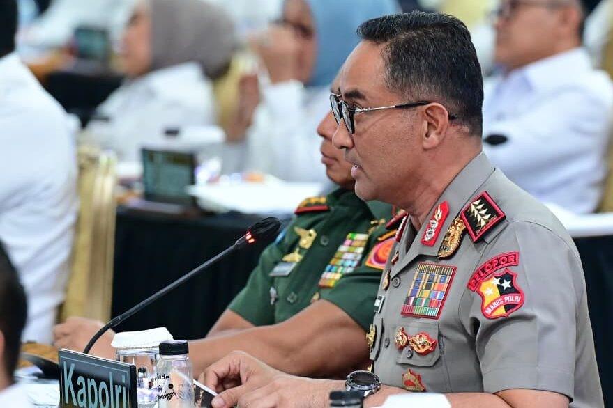 Perang Lawan Karhutla: BNPB Tebar Dry Ice, Polri Jerat 13 Korporasi dan Cabut Izin Perusahaan Nakal
