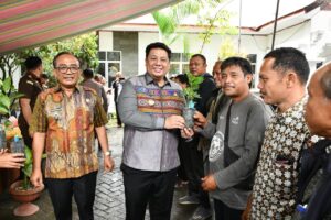 Bupati Samosir Salurkan 1,25 Juta Bibit Kopi kepada 245 Kelompok Tani