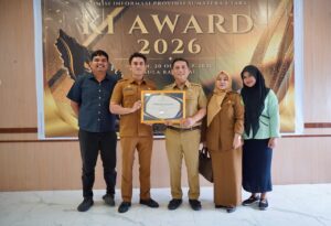 Dukung Pemko Medan Raih Predikat Informatif, Kadis Kominfo Arrahmaan Pane Terima Penghargaan KI Sumut