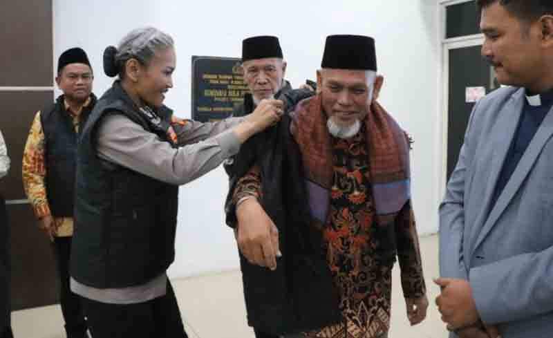 Dukung Pengungkapan 1,16 Ton Ketamine di Selat Malaka, Kapolres Sergai Sematkan Rompi Tolak Narkoba