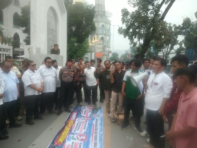 Maraknya KJA Illegal, Himapsi Gelar Aksi di Kantor Gubernur Sumut