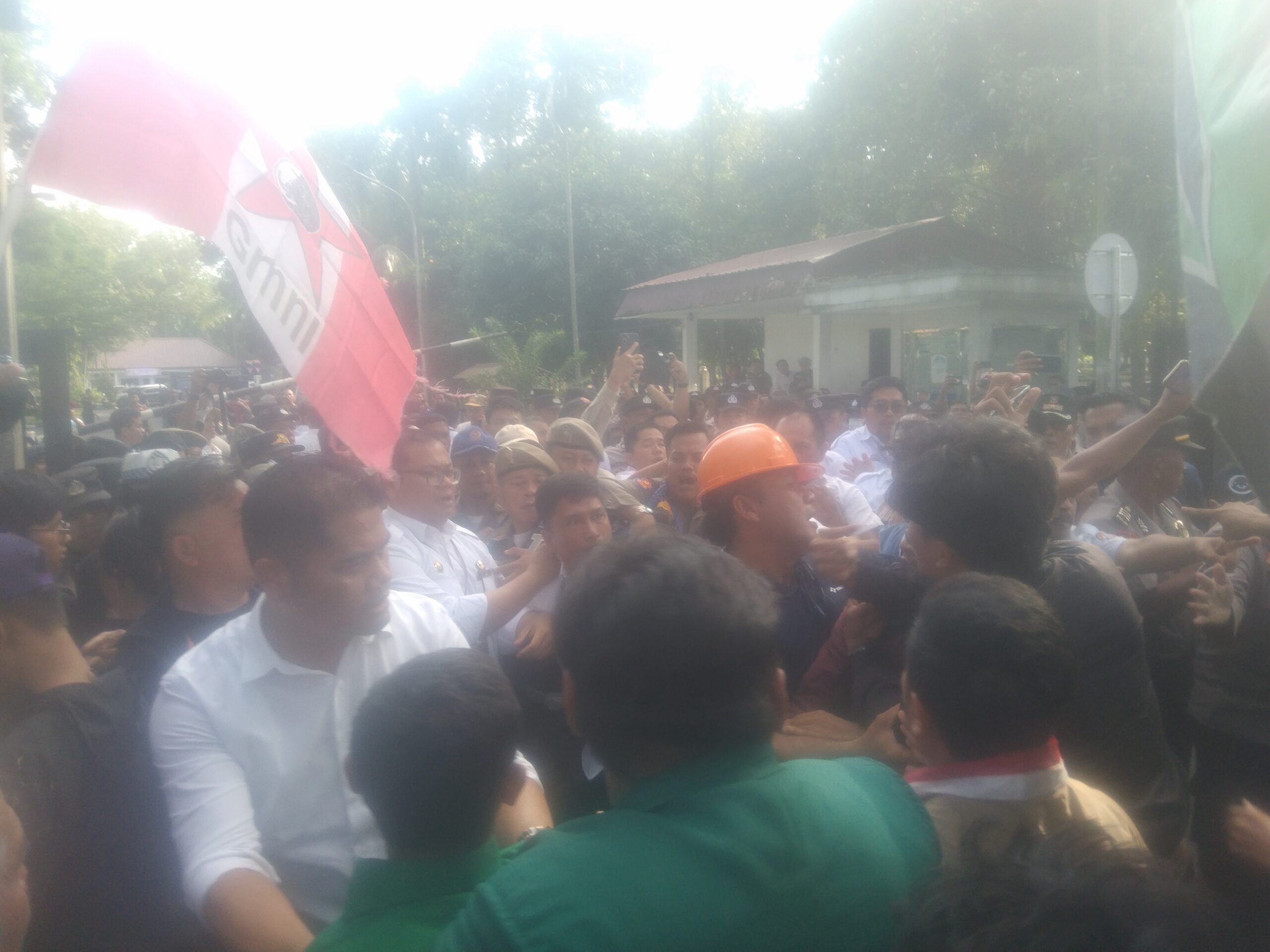 Soroti Pergeseran Anggaran sebanyak 503 Milyar,Cipayung Plus Lakukan Aksi Dan Sempat Dorong Dorongan Dengan Kepala Inspektorat Deli Serdang
