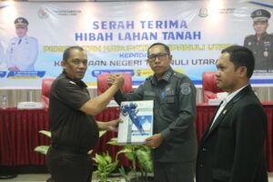 Pemkab Taput Serahkan Hibah Tanah untuk Kejari Tapanuli Utara