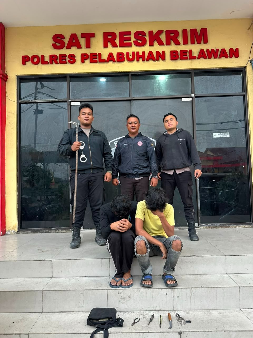 Tim Macan Belawan Bubarkan Tawuran di Mabar, Dua Pemuda Diamankan Bawa Sajam dan Knuckle