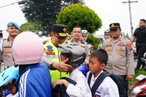 Wakapolda Sumut Turun ke Jalan, Bagikan Helm dan Ajak Warga Tertib Berlalu Lintas