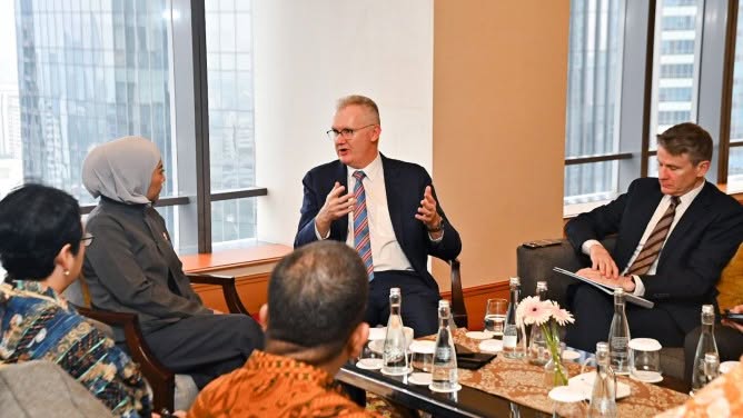 Gandeng Australia, Menkomdigi Meutya Hafid Paksa Platform Digital Ramah Anak