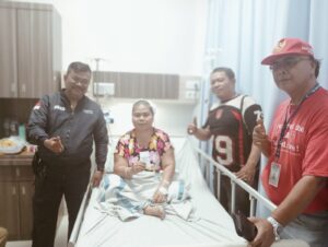 Ketua FORWAKA Medan Iwan Ginting Jenguk Istri Edison Harianja Usai Operasi Tumor di Murni Teguh