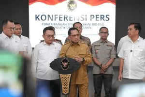 Atasi Karhutla Lahan Gambut di Tengah Krisis Air, Kemendagri Semprotkan Surfaktan dan Ancam Tindak Tegas Korporasi Nakal