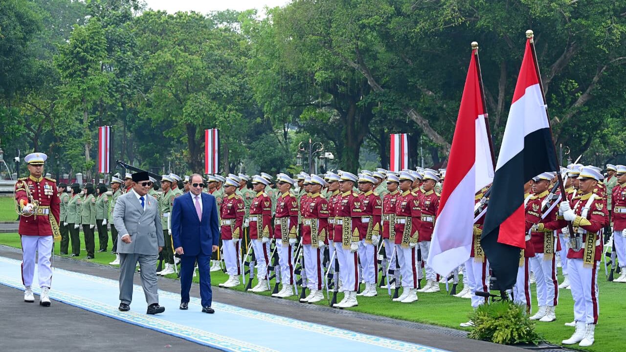 Presiden RI Prabowo Subianto bersama Presiden Republik Arab Mesir Abdel Fattah El-Sisi melakukan pemeriksaan pasukan kehormatan dalam upacara kenegaraan di halaman Istana Merdeka, Jakarta, Minggu (11/10/2026) (Foto: Ist/ Aktual Online).