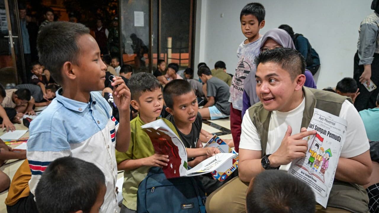 Sekretaris Kabinet Teddy Indra Wijaya bercengkerama dengan para siswa Sekolah Rakyat Terintegrasi di Cikarang, Kabupaten Bekasi, Provinsi Jawa Barat, pada Minggu malam, 25 Oktober 2026. (Foto: Ist/Aktual Online)