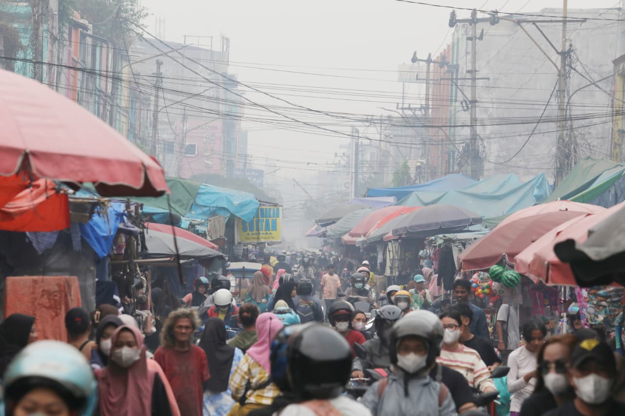 Warga dan pengendara melintasi kawasan pusat aktivitas warga di Kota Palembang yang dikepung kabut asap pekat akibat kebakaran hutan dan lahan (karhutla) pada Kamis (8/10/2026) kemarin (Foto: Ist/ Aktual Online)