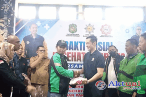 Ketua AMPI Sumut David Luther Lubis, Senin (5/10/2026) siang saat memberikan bantuan beras kepada pengemudi Ojol.(Foto: Prasetiyo/Aktual Online)