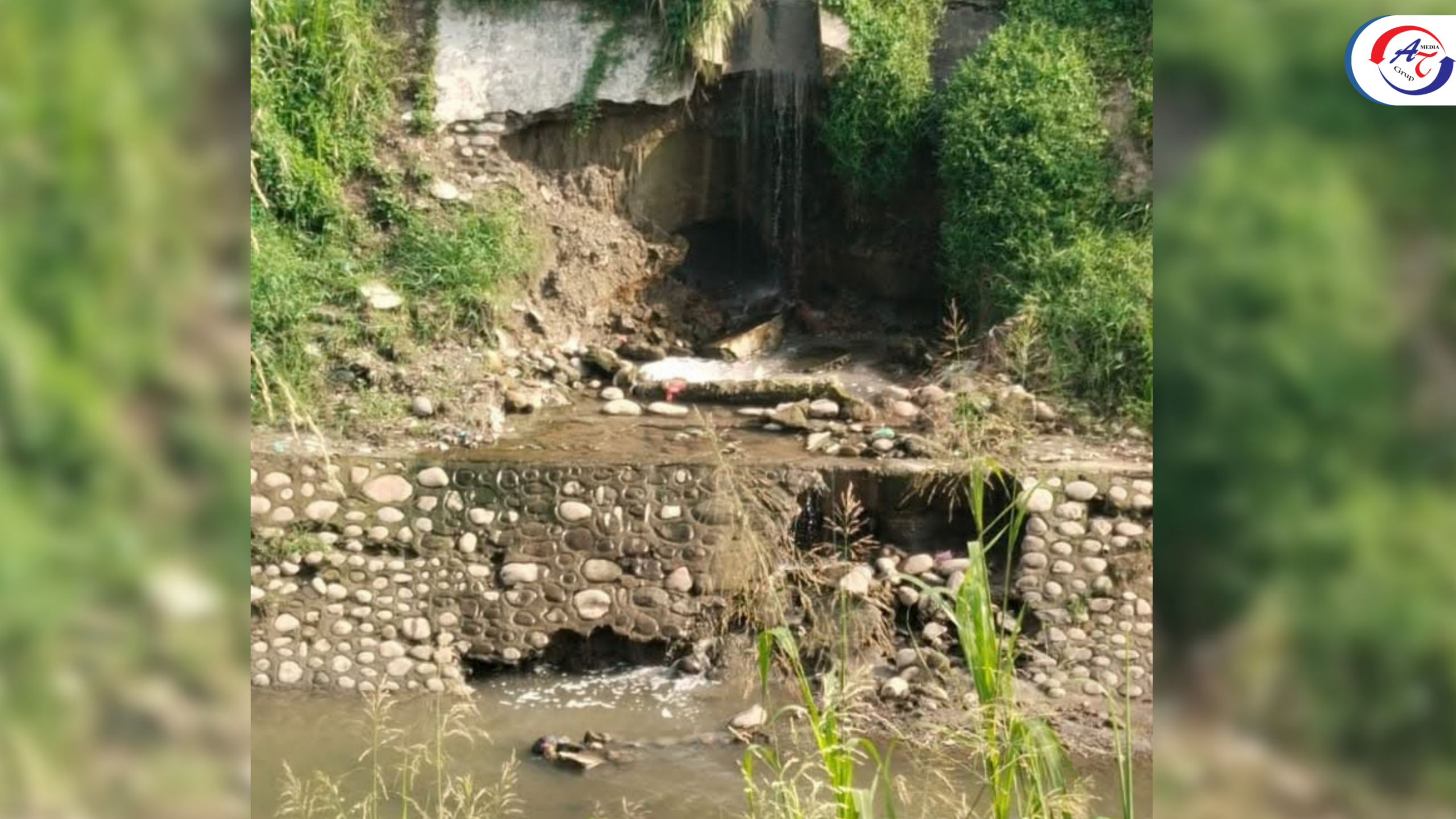 Lubang Mirip Gua Menganga di Kanal Medan Flood Control